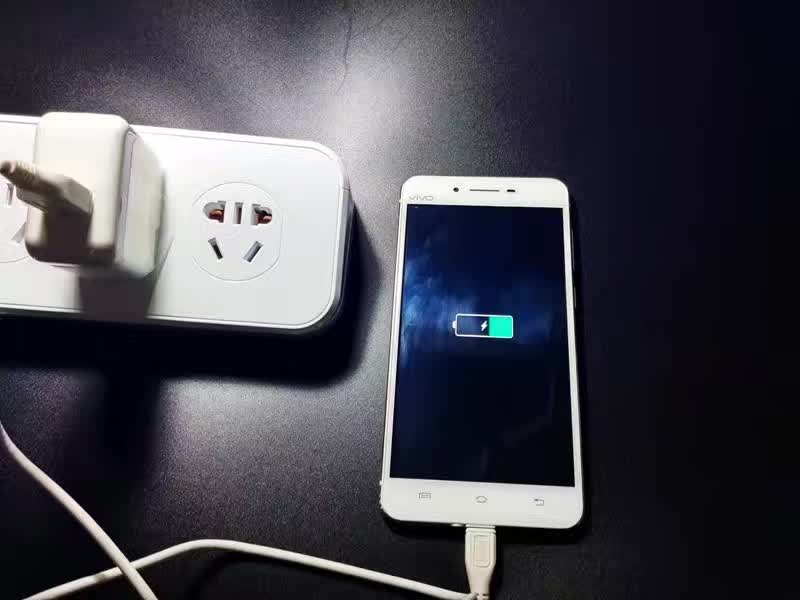 手機(jī)充滿電后要養(yǎng)成及時(shí)拔掉數(shù)據(jù)線和充電器的習(xí)慣