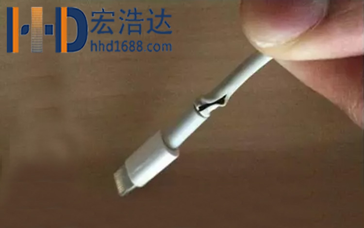 使用數(shù)據(jù)線時(shí)切記不要過度用力拽和拉扯